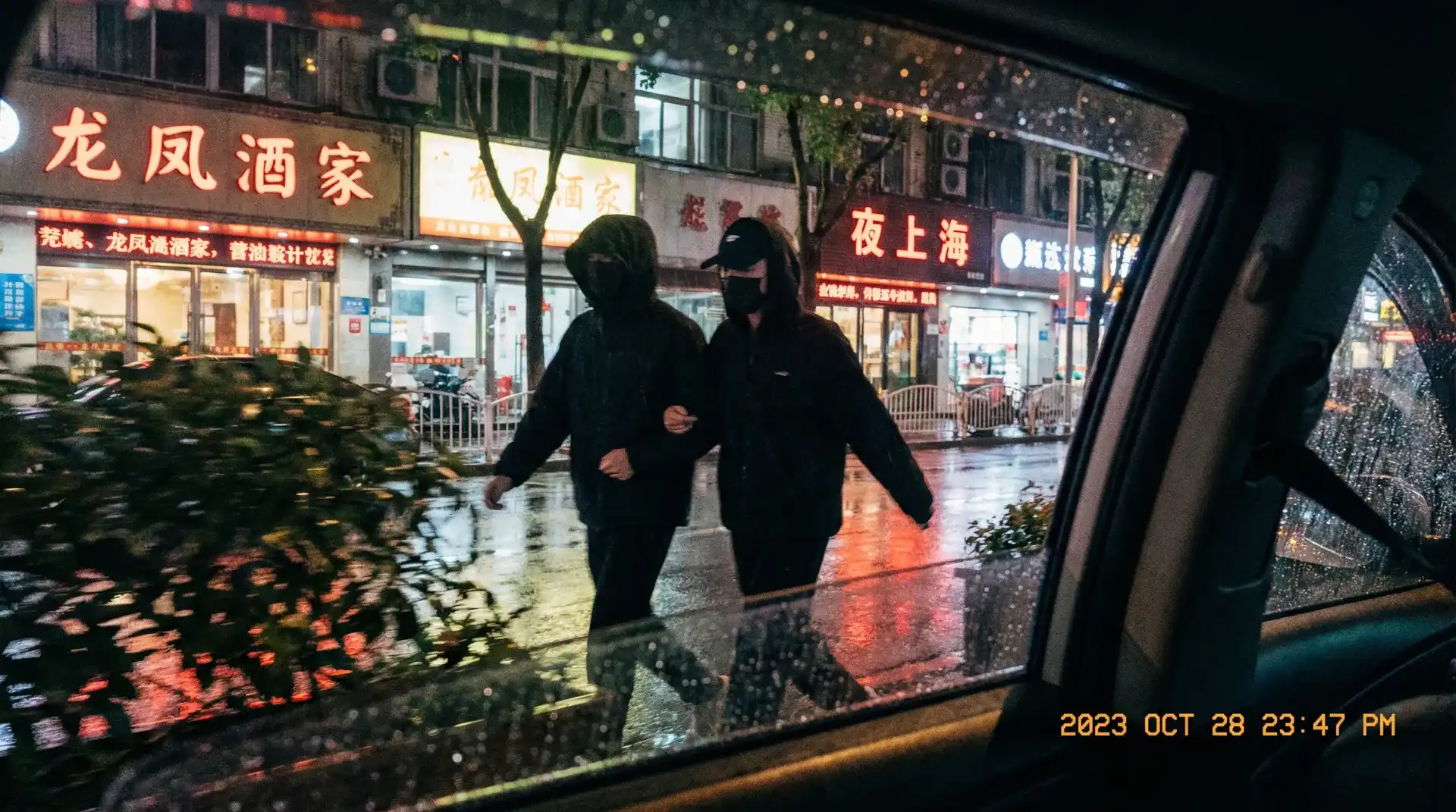 半岛娱乐 - 顶流明星深夜密会现场抓拍照片